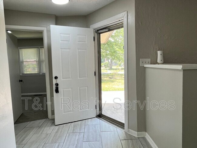 Building Photo - 1607 Costello Dr