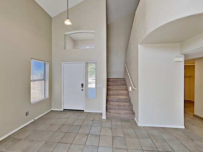 Building Photo - 3205 E Poinsettia Dr