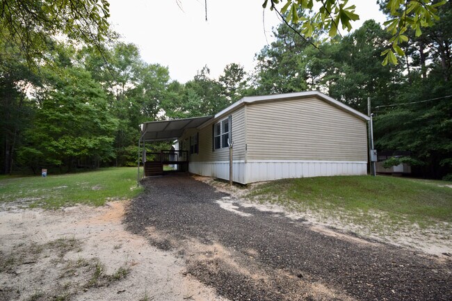 Building Photo - Spacious Home in the Country