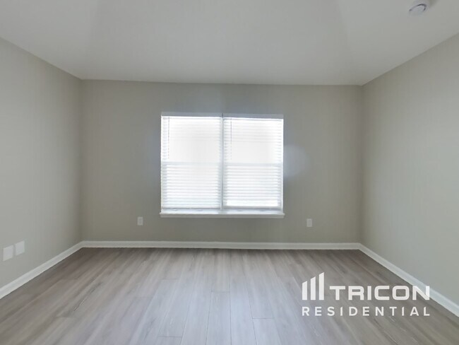 Building Photo - 825 Stallion Way
