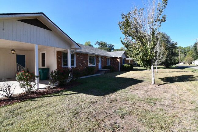 Building Photo - 3 bed 2 bath  2,200 sqft home located in S...