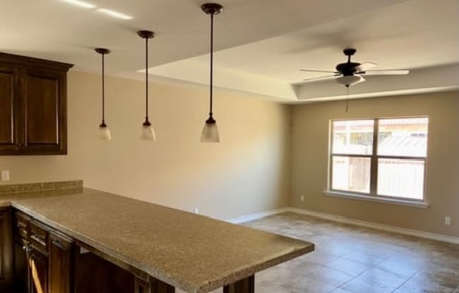 Building Photo - 2017 Treasure Oaks Dr