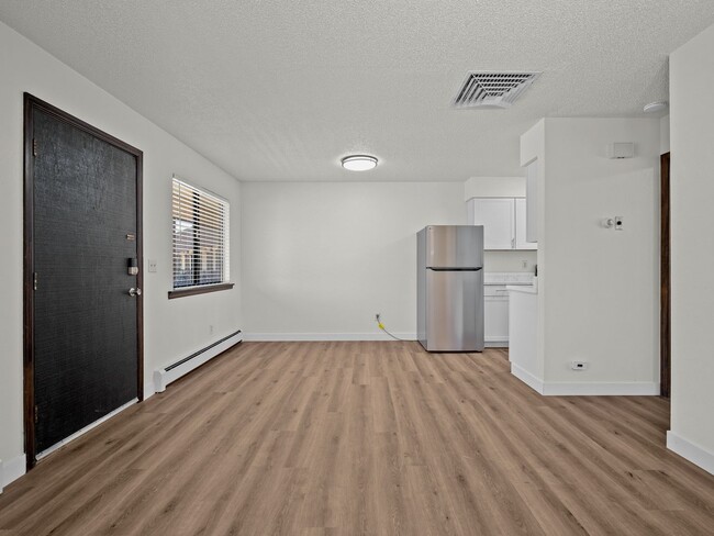 Building Photo - Updated 1 Bedroom, 1 Bathroom Apartment – ...
