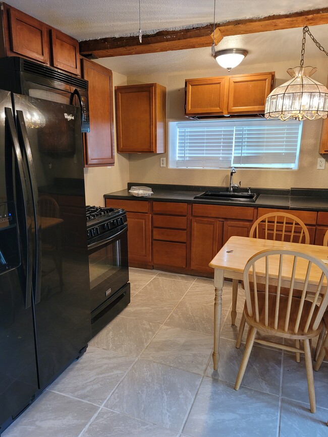 Kitchen area - 8285 Green Ln