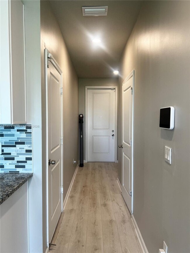 Foto del edificio - 6349 Topsail Dr