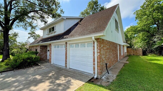 Foto del edificio - 14406 Roundstone Ln