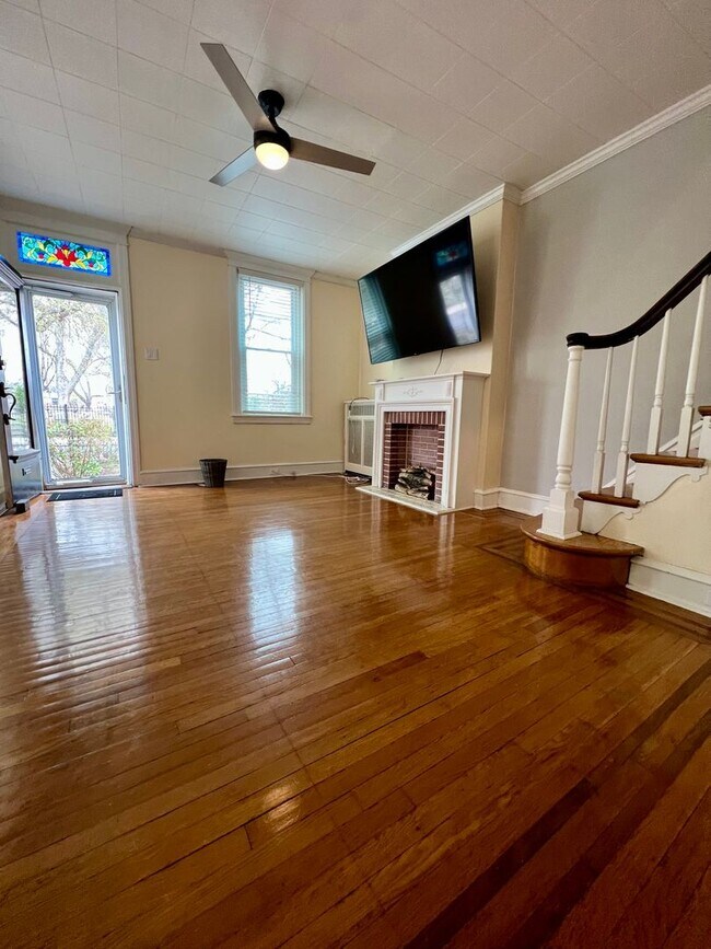 Foto del edificio - Luxurious 3-Bedroom Townhome in the Heart ...