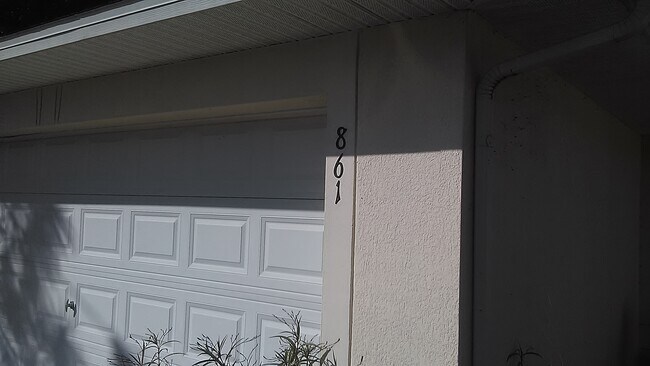 Building Photo - 861 Clow St E