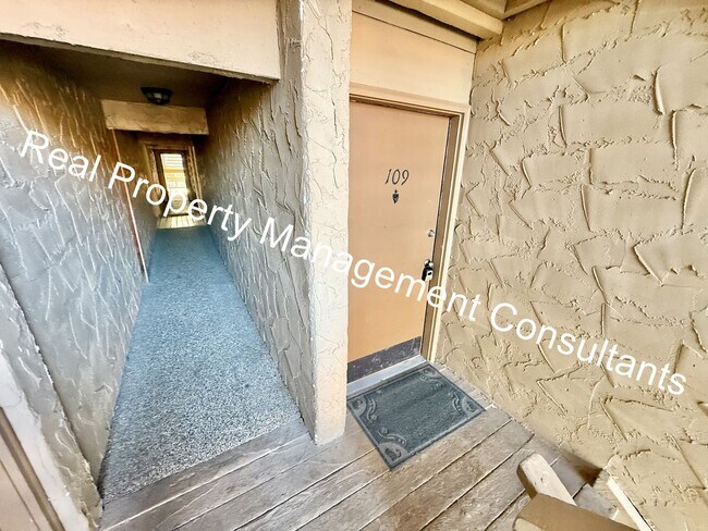 Building Photo - 2 Beth 2 Bath West Plaza Urban Oasis