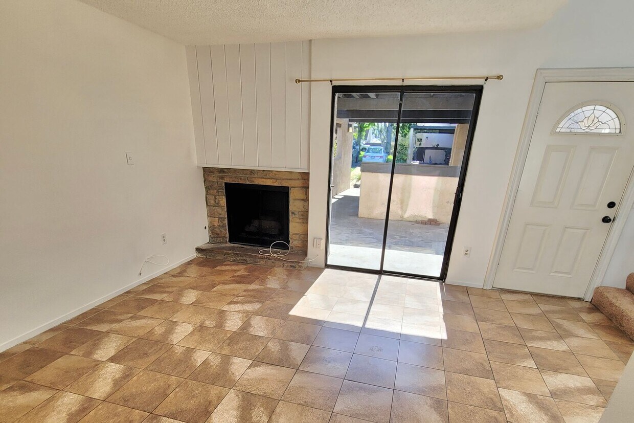 Foto principal - Charming 2-Bedroom Corner Unit Townhome