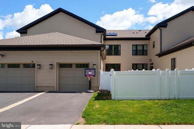 Building Photo - 3 E Hartwick Dr