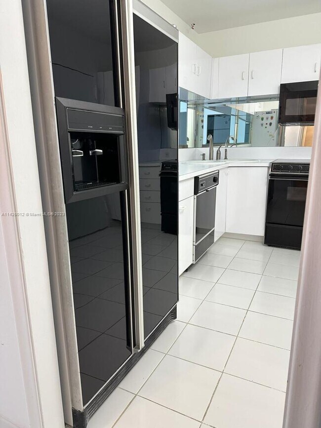 Foto del edificio - 5750 Collins Ave