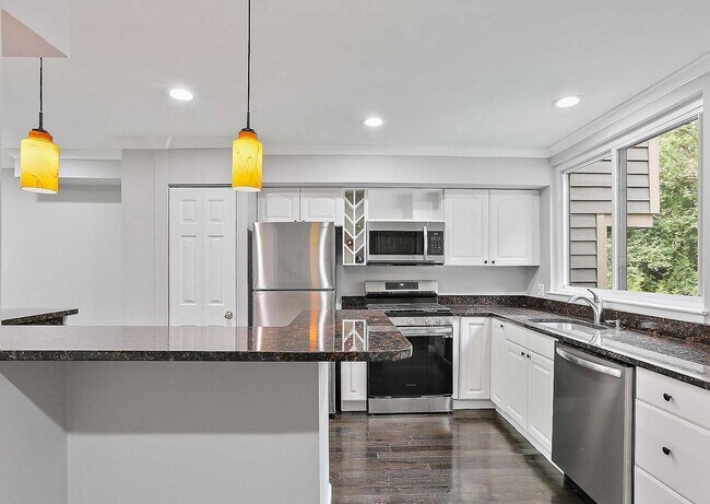 Foto del edificio - 3BR/3.5BA Townhome in Gated Stoneleigh Summit | Lower-Level Bedroom | Near Stoneleigh Elementary
