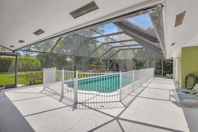 Screened in patio - 1350 Spanish River Rd