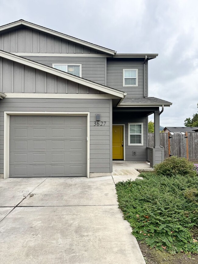 Building Photo - 3625-3627 Phantom Way