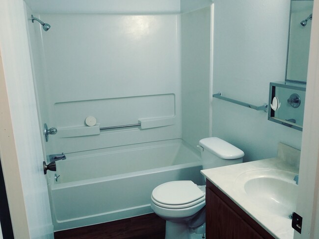 Bath Tub & Shower - 504 E Chellis St