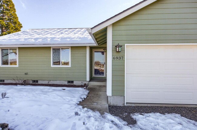 Building Photo - 6937 Lakeview Dr