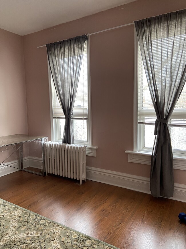 bedroom - 170 Aldwych Av