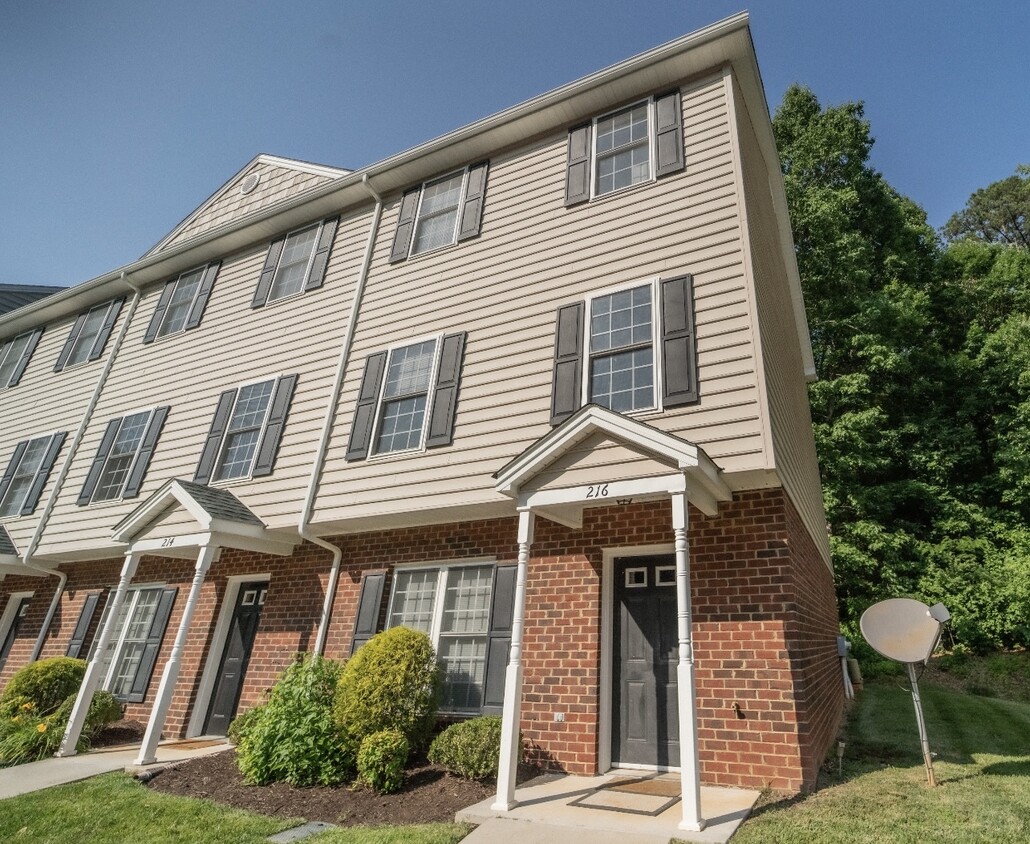 2009 Lakeside Dr, Lynchburg, VA 24501 Townhome Rentals in Lynchburg