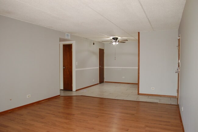 Building Photo - 5S070 Pebblewood Ln