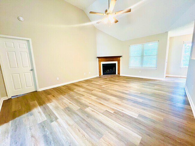 Foto del edificio - 705 Shannon Ridge Dr