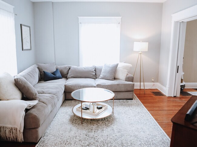 Family Room - 567 Delta Ave