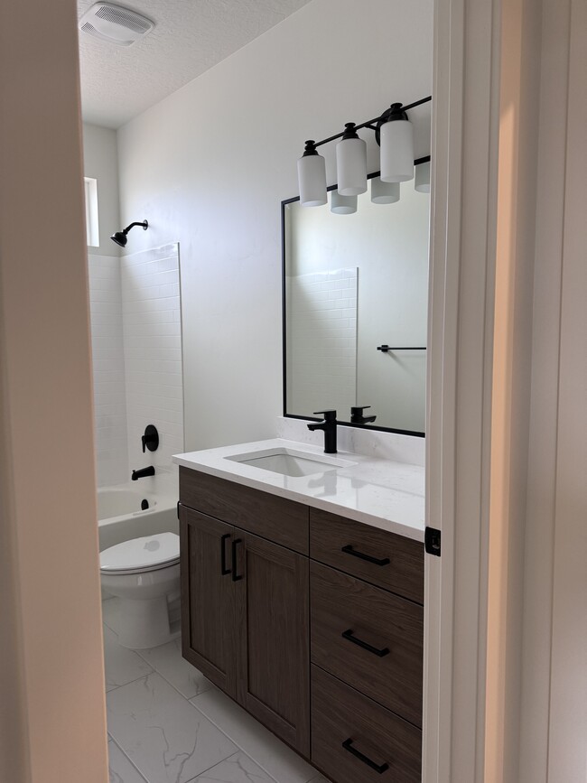 Guest Bath - 4404 W 300 N