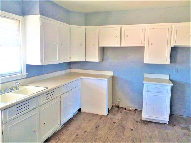 Building Photo - $0 First Month's Rent / $0 Deposit at Move-in