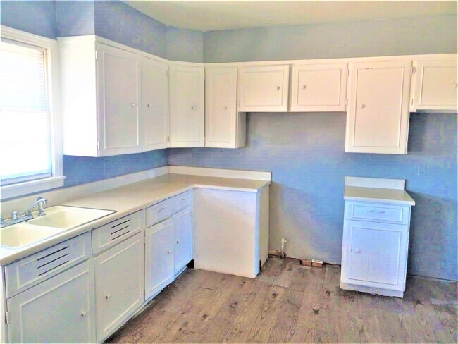 Building Photo - Handyman Special $0 First Month's Rent / “You fix, you SAVE BIG!!” Contact Mayshell for details: ...