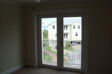 Foto del edificio - BEAUTIFUL END UNIT WITH RIVER VIEW 3BR/3.5...