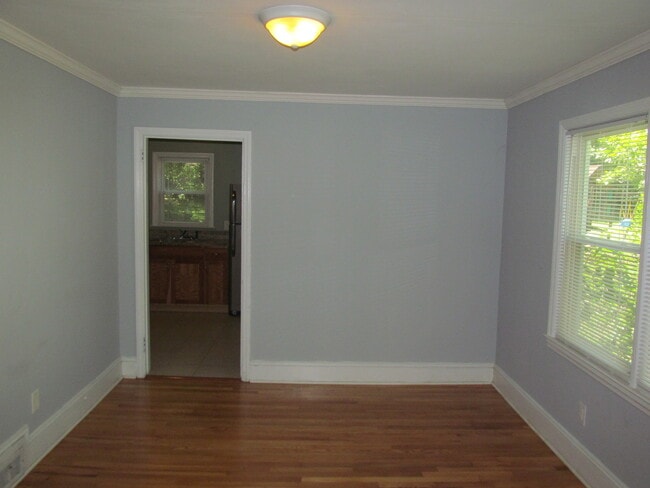 Building Photo - Ardmore with Modern Kitchen!
