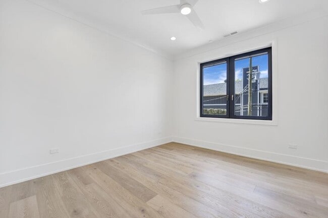 Building Photo - 3 bedroom in Chicago IL 60625