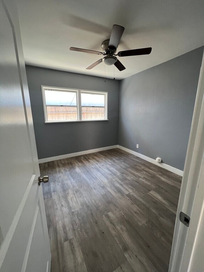 Building Photo - 3 Bedroom 1 Bathroom Unit, Los Angeles