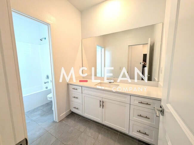 Foto del edificio - Modern 4-Bedroom Two Story Home