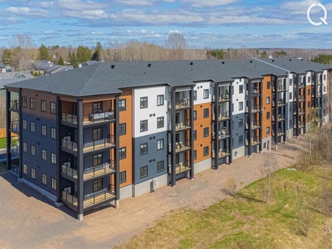 Building Photo - Place Sentier