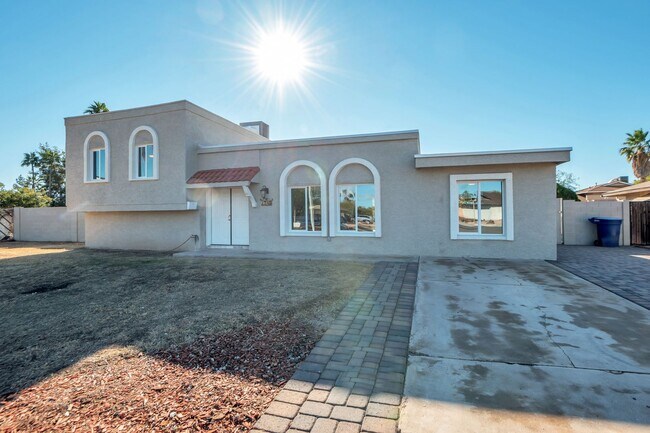 Foto del edificio - Large 6 Bed/3 Bath house close to ASU with awesome backyard