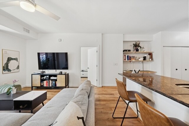Foto del edificio - 451 W Huron St