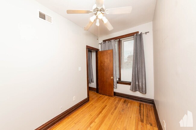Foto del edificio - 1349 N Western Ave