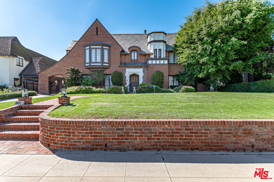 Primary Photo - 165 N Las Palmas Ave
