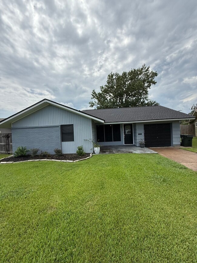 Building Photo - 5320 W Groves Cir