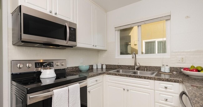 Building Photo - 17181 W Bernardo Dr