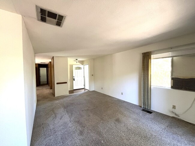Building Photo - Great location near the heart of Atascader...