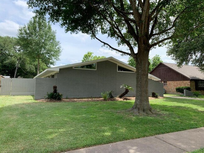 Foto del edificio - 7907 Braesview Ln
