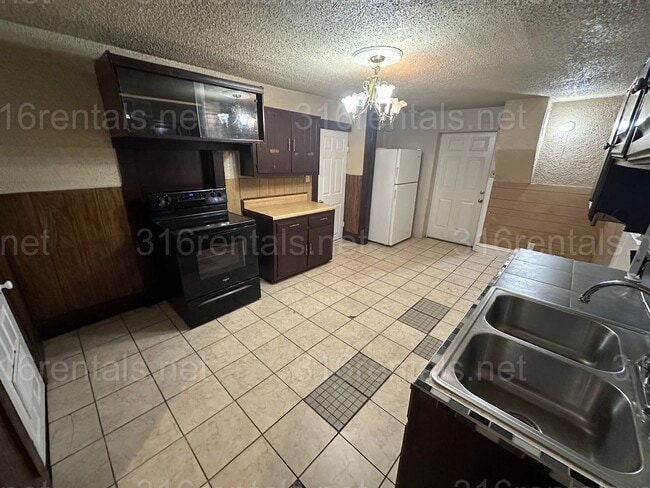 Foto del edificio - $995 - 3 bed 2 bath - Beautiful Home in De...