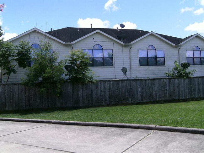 Building Photo - 5941 S Loop E