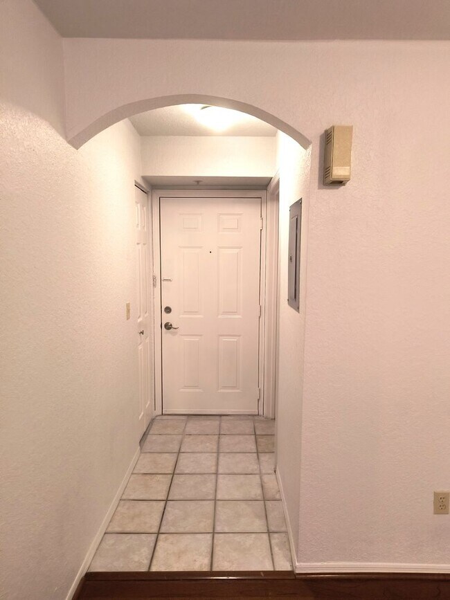 Building Photo - Fantastic Condo in Gated Bona Vista, Altam...