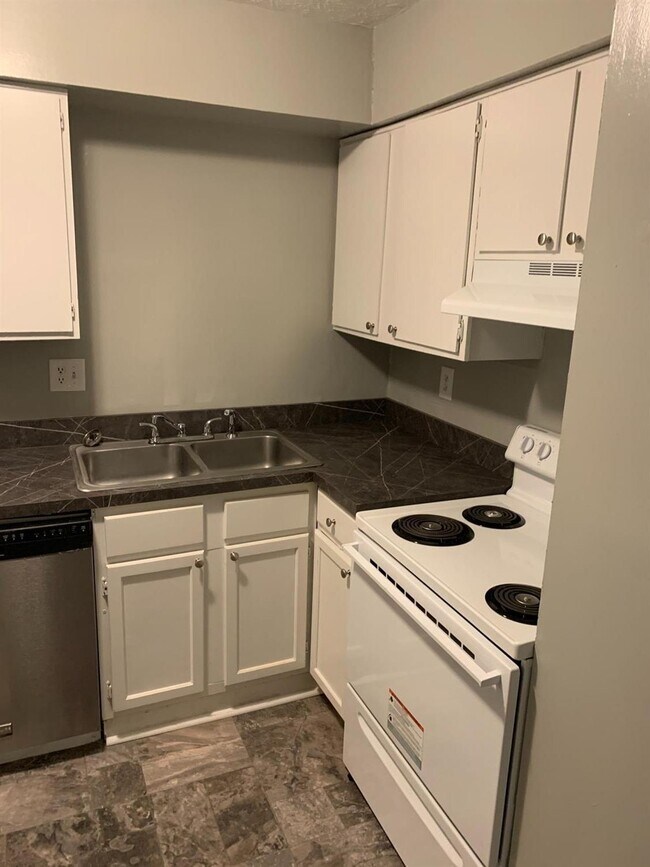 Foto del edificio - 384 Redding Rd