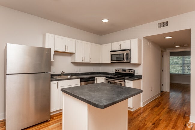 2BR, 2BA - 710 SF - Vue on 5th