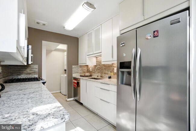 Building Photo - Welcome home to this beautifully updated 3...