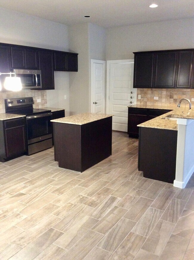 Foto del edificio - LUXURY TOWNHOME LOCATED IN BASTROP, TEXAS ...